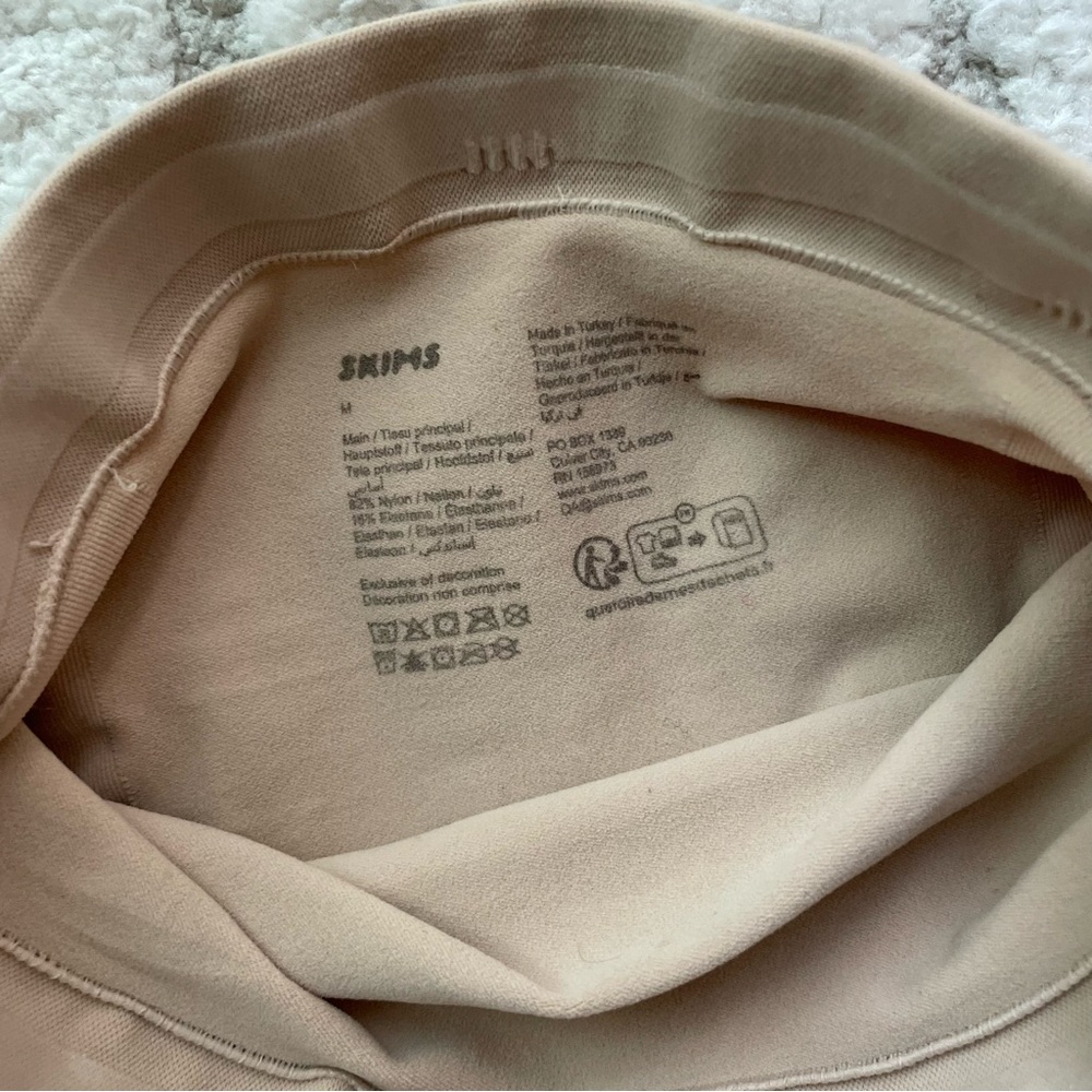 SKIMS ⏳ Seamless Sculpt Mid Thigh Short in MICA - Picture 4 of 5